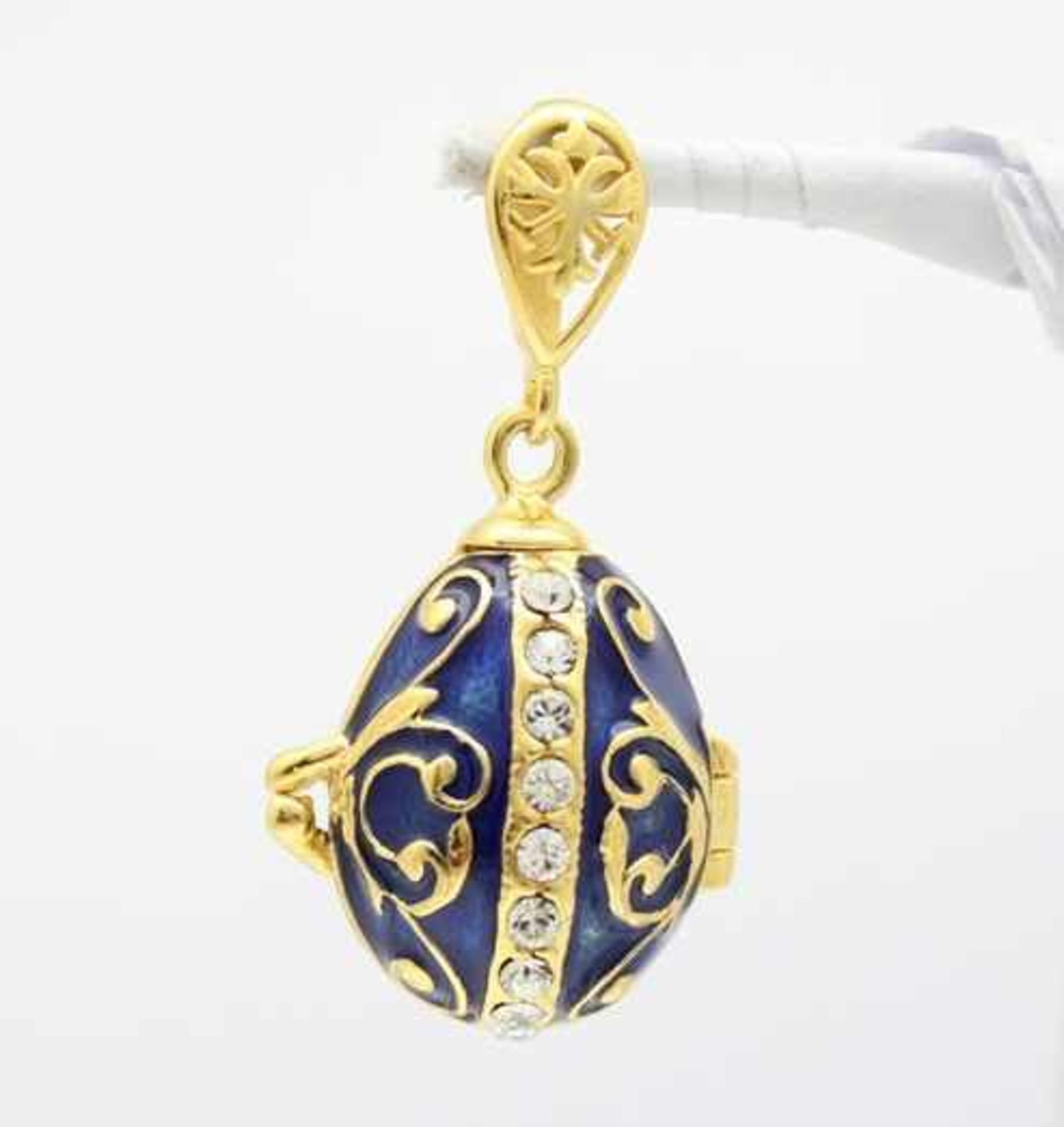 Blaues Ei. Kettenanhänger in russischem Faberge-Stil. 925 Sterling Silber, farbig emailliert und mit