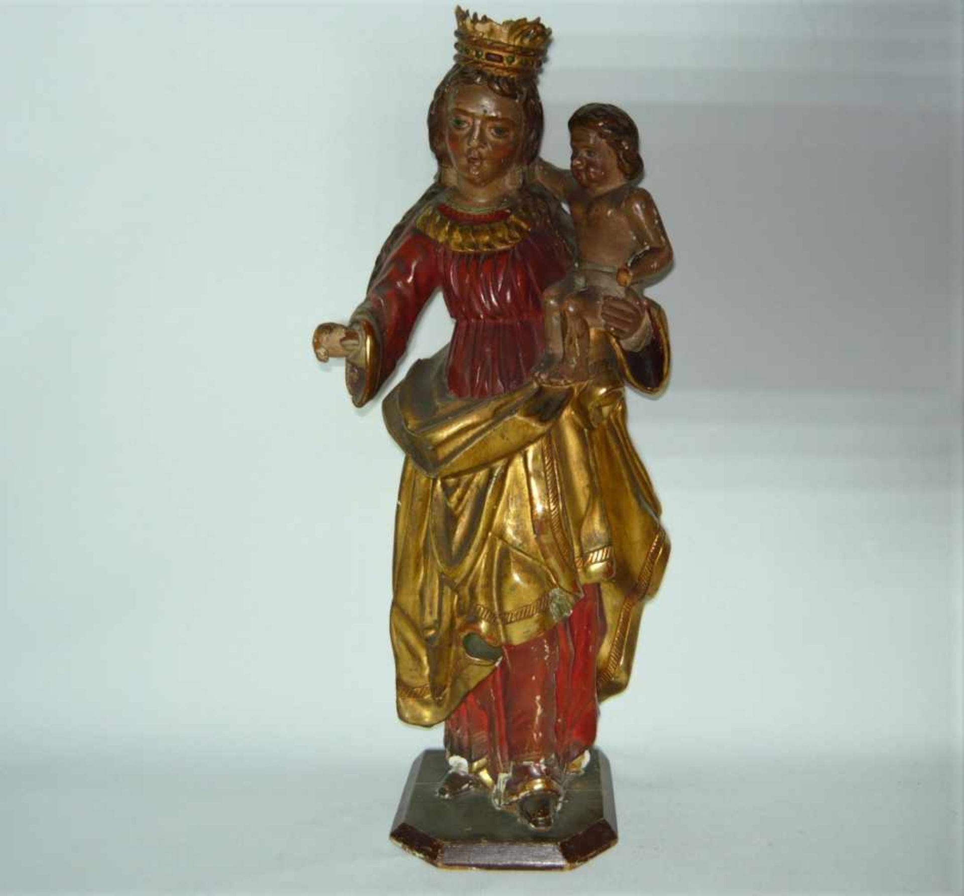 Stehende Maria mit Christuskind. Holz handgeschnitzt und bemalt. Wohl Süddeutsch oder Österreich vor
