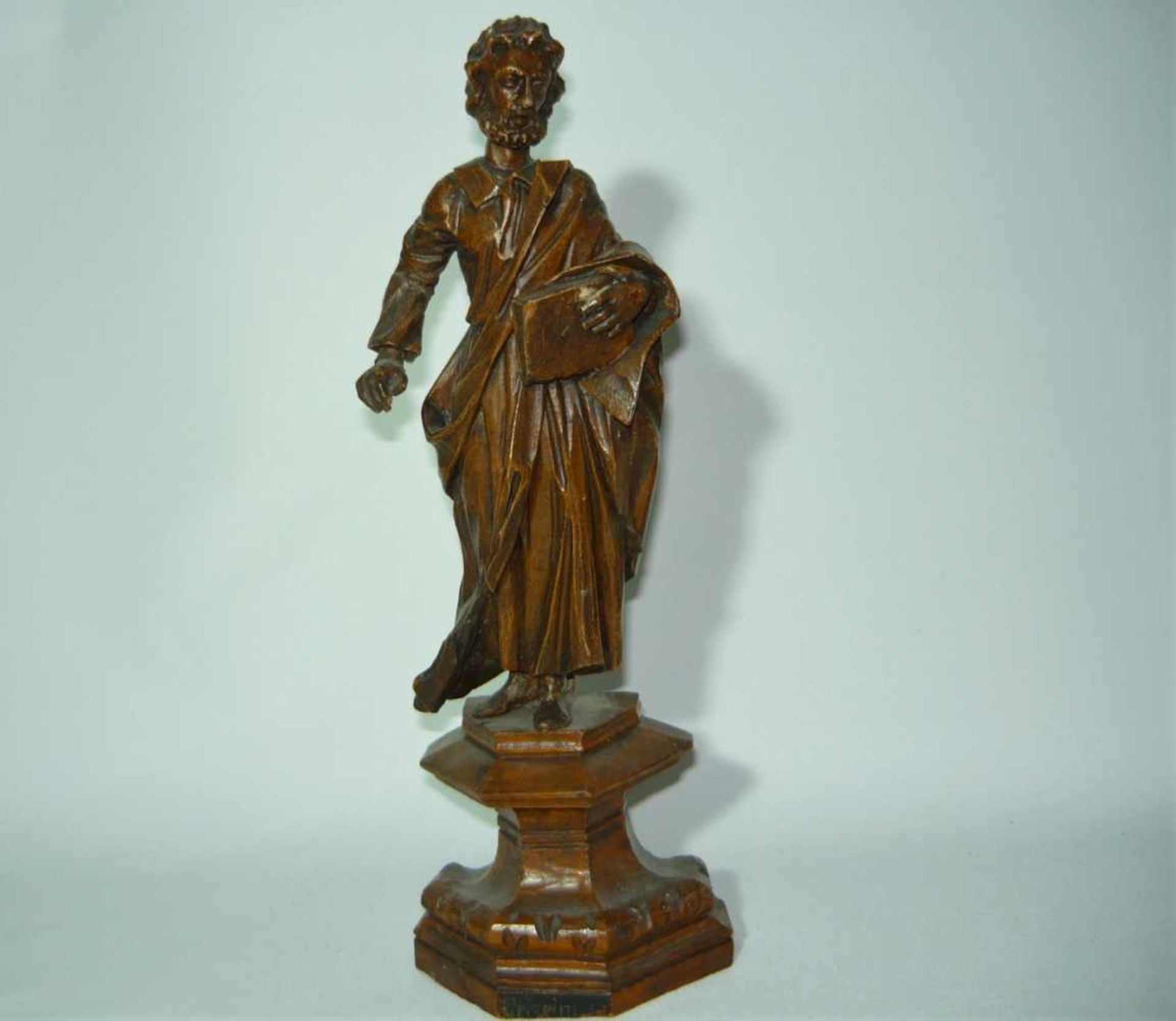 Figur eines Apostels mit Buch. Holz, handgeschnitzt. Ca. 33cm.- - -22.00 % buyer's premium on the