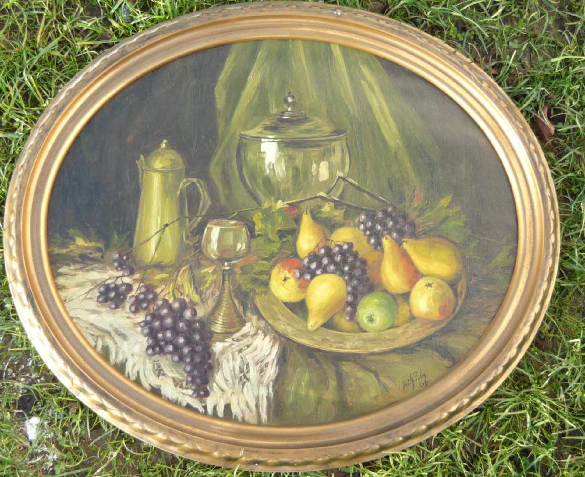 Unbekannter Maler. Stimmungsvolles Stillleben mit Früchten, Blumen und Weinglas. Öl/Platte. Sig. U.