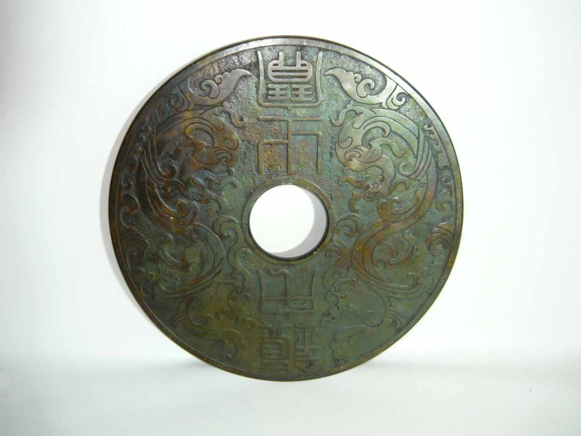 Große Jadescheibe mit Loch. Chinesische Schriftzeichen. Ca. 31cm.- - -22.00 % buyer's premium on the