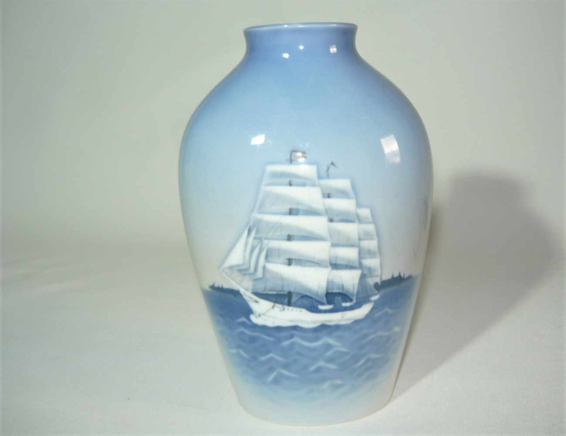 B&G Copenhagen. Vase mit Dreimaster. Handbemalt. Erste Wahl. Ca. 18cm.- - -22.00 % buyer's premium