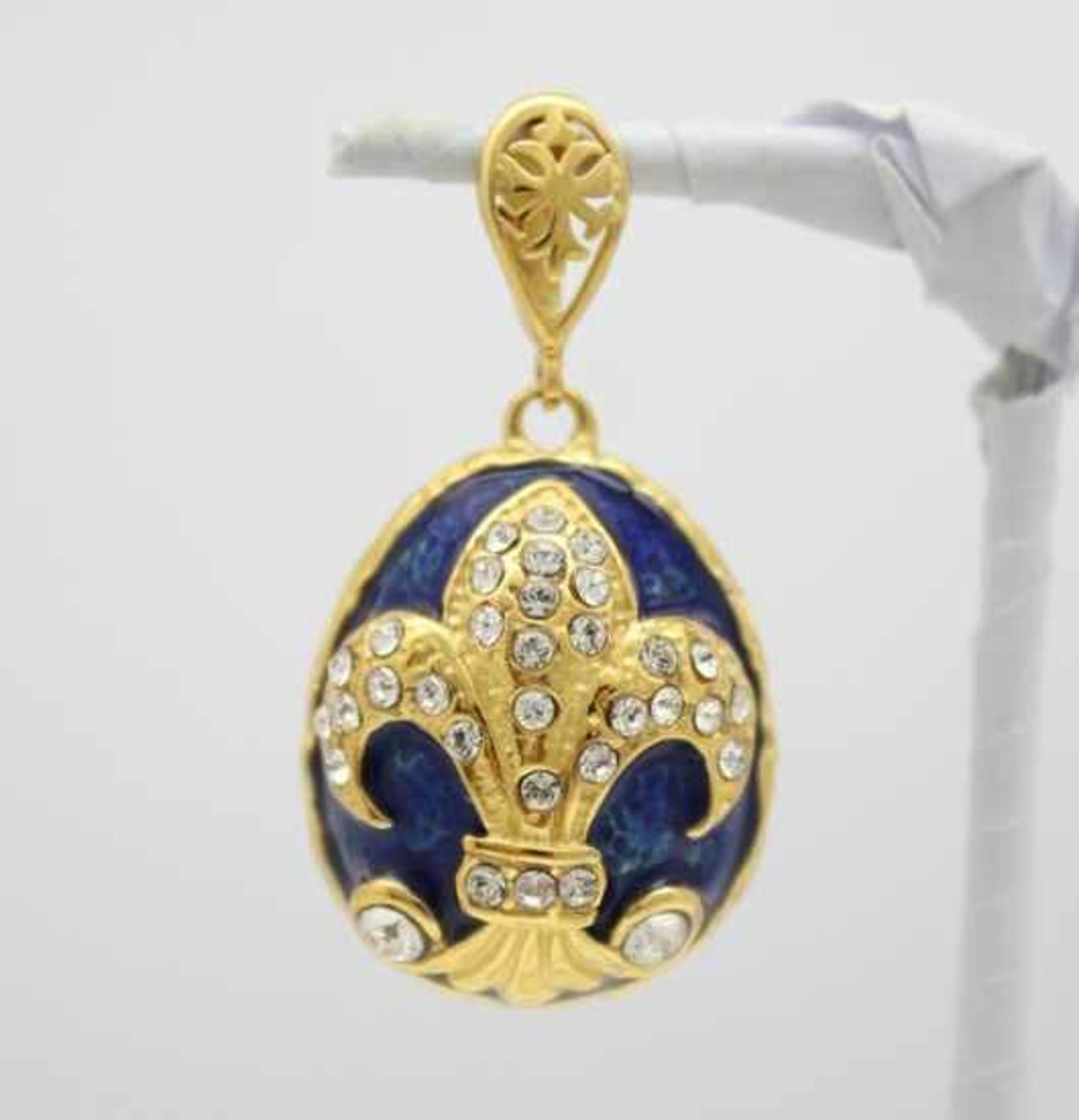 Blaues Ei mit französischer Lilie. Kettenanhänger in russischem Faberge-Stil. 925 Sterling Silber,