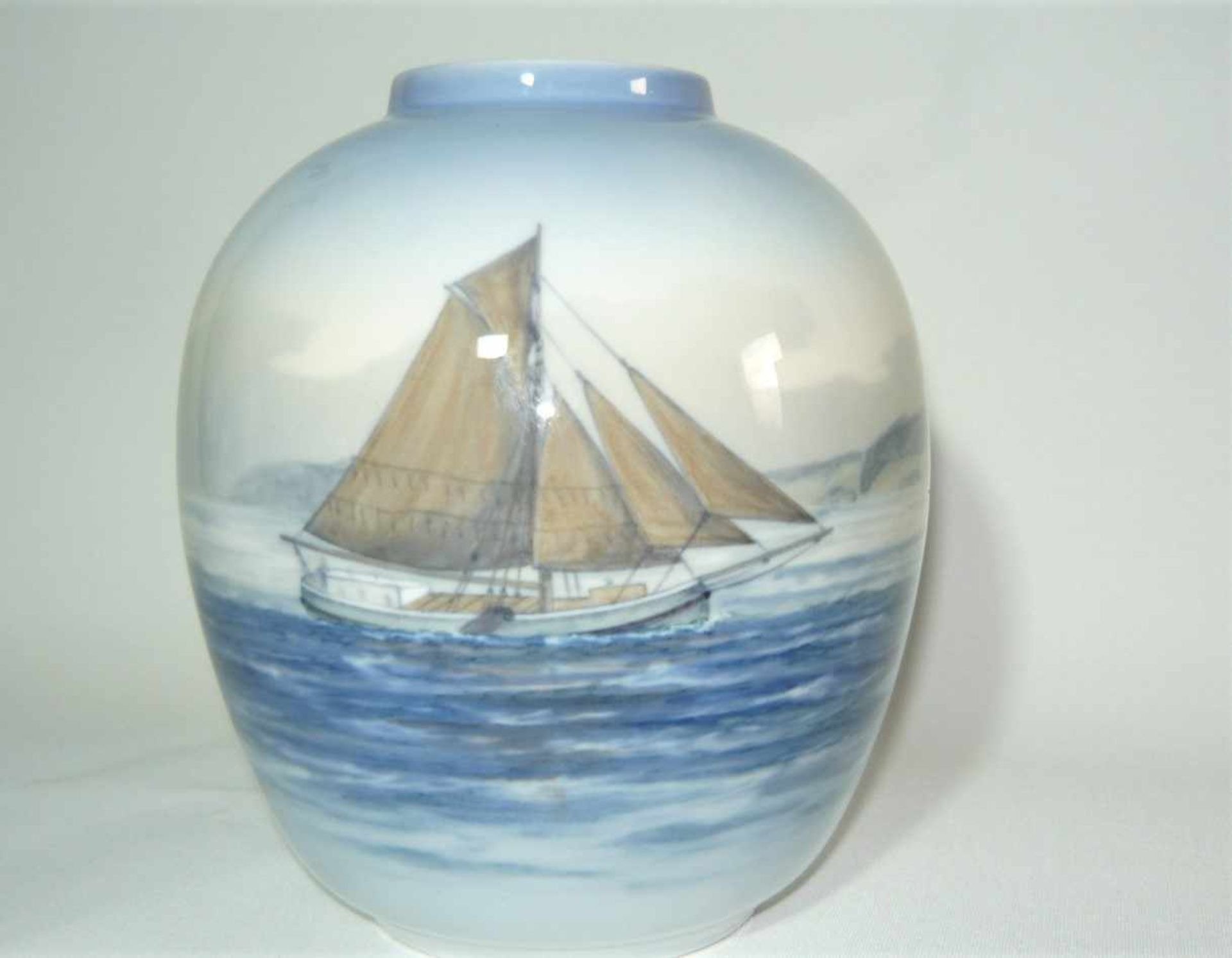 Royal Copenhagen. Große runde kugelige Vase mit detailreichem Segelschiff. Erste Wahl. Ca.