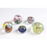 Fünf Paperweights.<