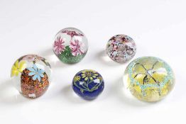 Fünf Paperweights.<