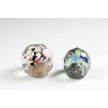 Zwei Paperweights.