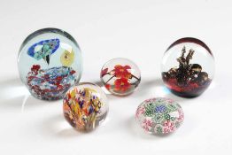 Fünf Paperweights.<