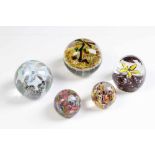 Fünf Paperweights.<