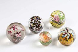 Fünf Paperweights.<