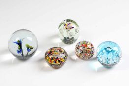 Fünf Paperweights.<