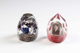 Zwei Paperweights.