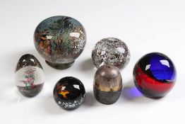 Sechs Paperweights.