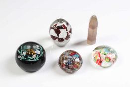 Fünf Paperweights.<