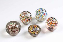 Fünf Paperweights.<