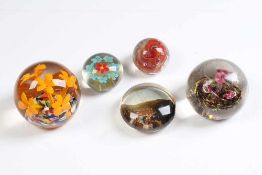 Fünf Paperweights.<