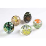 Fünf Paperweights.<