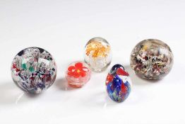 Fünf Paperweights.<