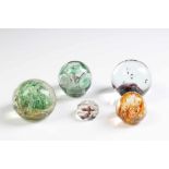 Fünf Paperweights.<