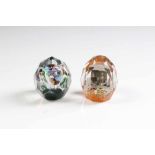 Zwei Paperweights.