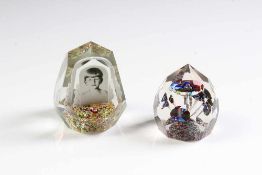 Zwei Paperweights.