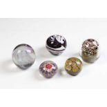 Fünf Paperweights.<