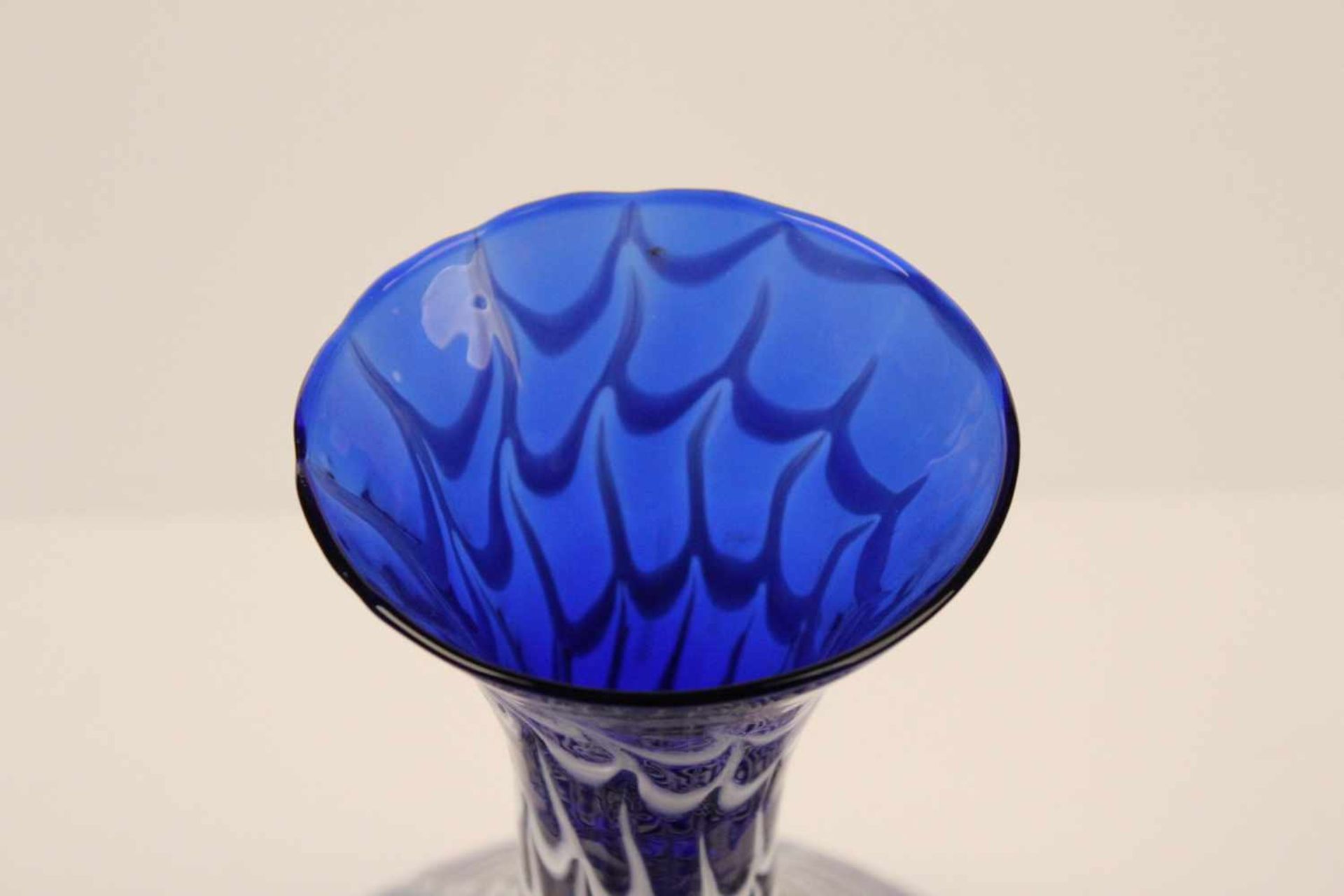 Vase.Blaues, mundgeblasenes Glas. Weißer, schuppenartiger Überfang. H: 28 cm. - Bild 2 aus 3