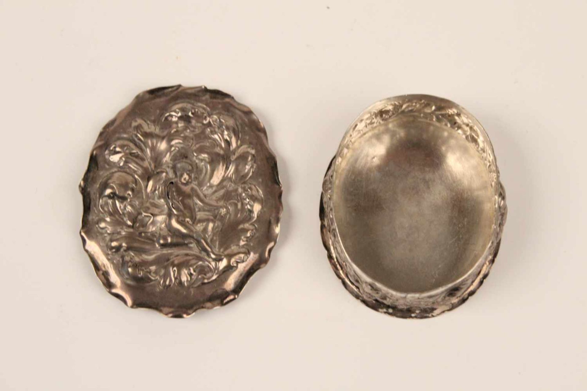 Deckeldose.Augsburg, um 1660/70. Silber getrieben. Silberschmied wohl Johann Philipp I Stengl - Bild 3 aus 6