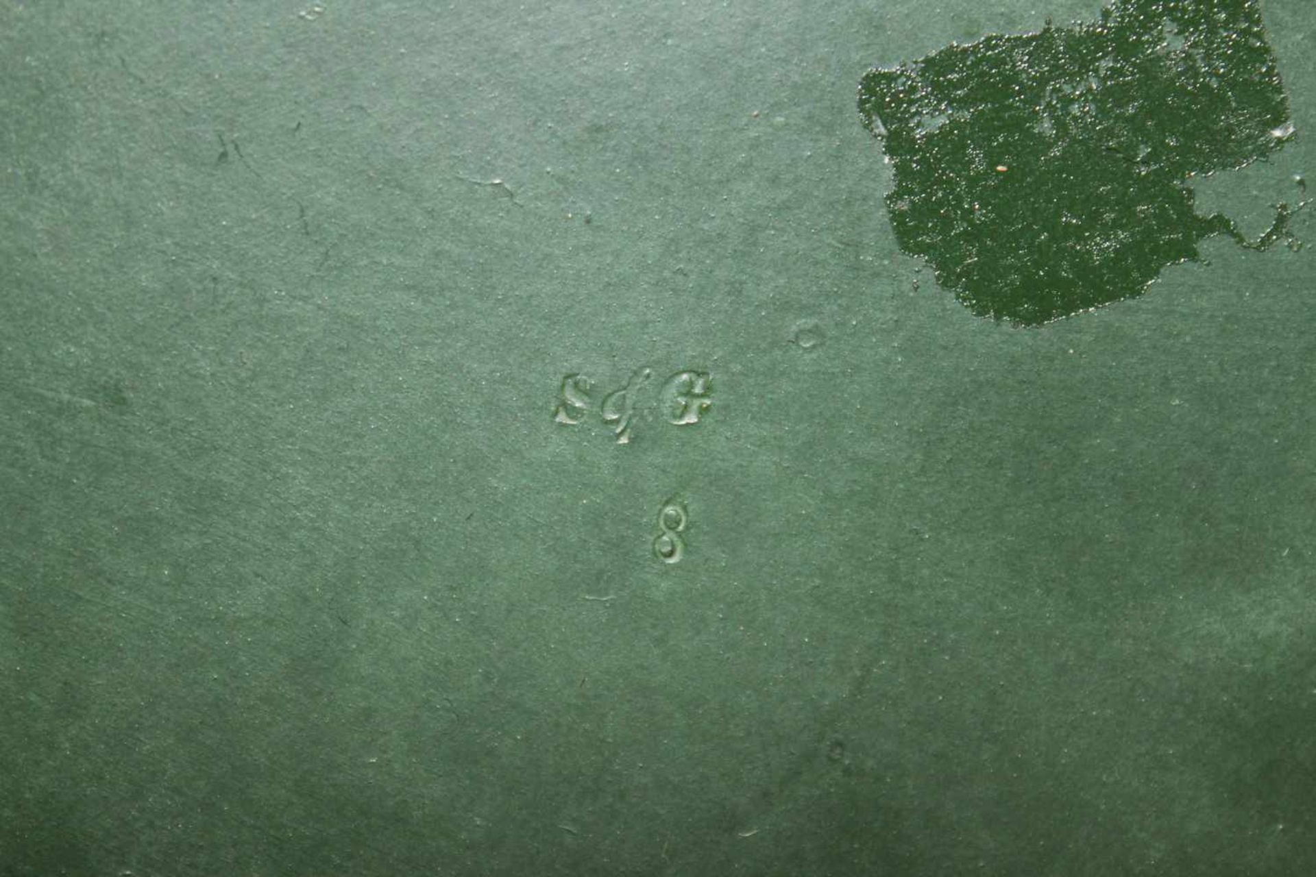 Paar Teller.Um 1900. Steingut, grün glasiert. Manufakturmarke S&G. D: 23 cm. Best. - Bild 5 aus 5