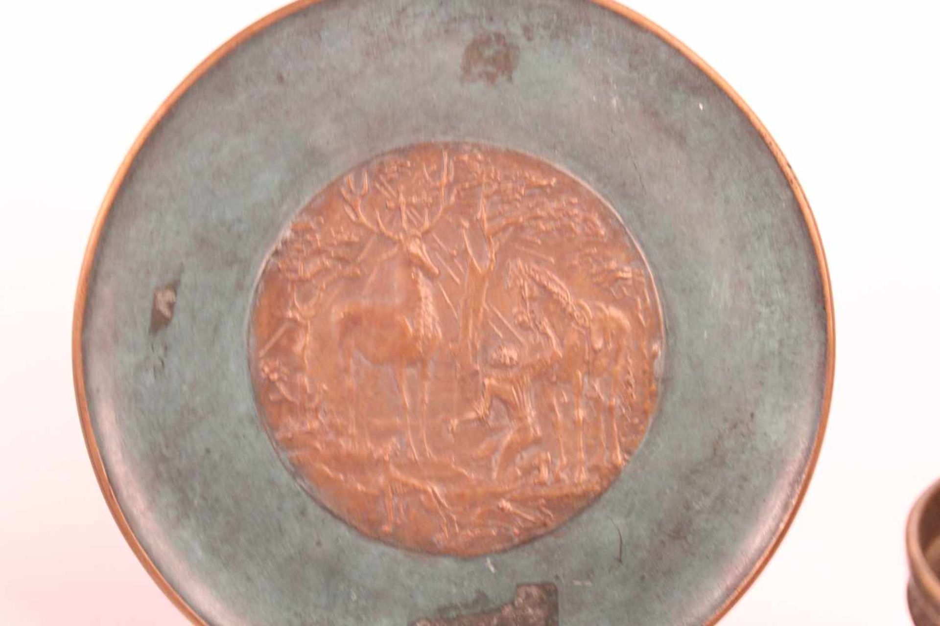 Konvolut. 6-teilig.Reliefteller, Bronze. Grün patinierte Fahne, im Spiegel reliefierte Darst - Bild 4 aus 4
