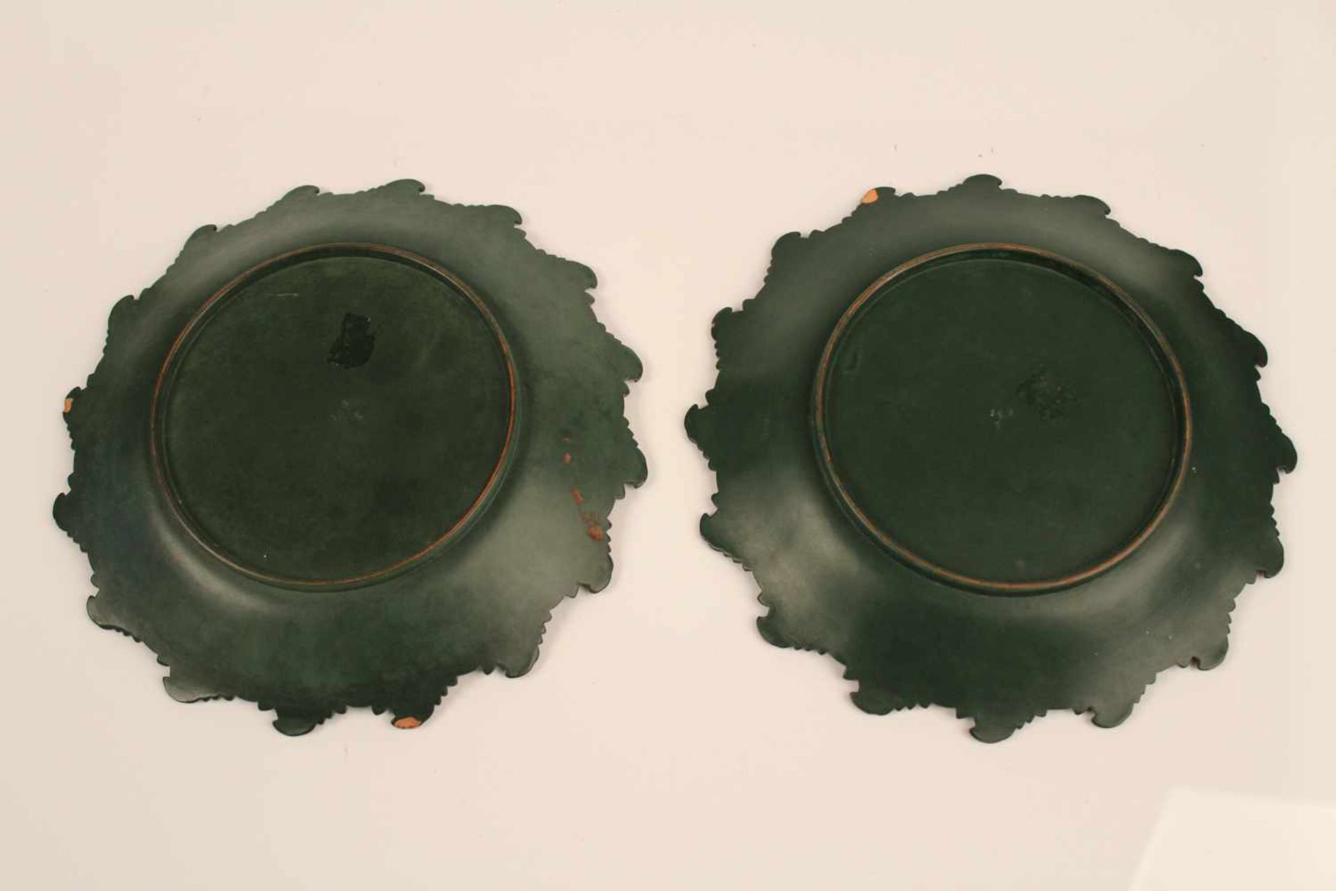 Paar Teller.Um 1900. Steingut, grün glasiert. Manufakturmarke S&G. D: 23 cm. Best. - Bild 4 aus 5