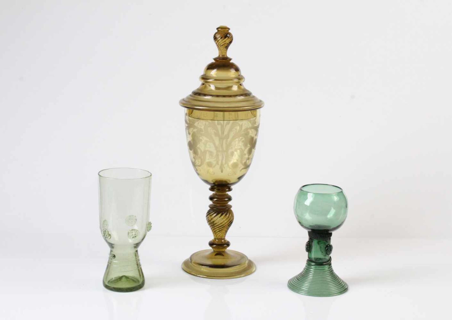 Deckelpokal und zwei WeinpokaleUm 1900. Honigfarbenes Glas. Godronierter Nodus, Pokal mit Sch