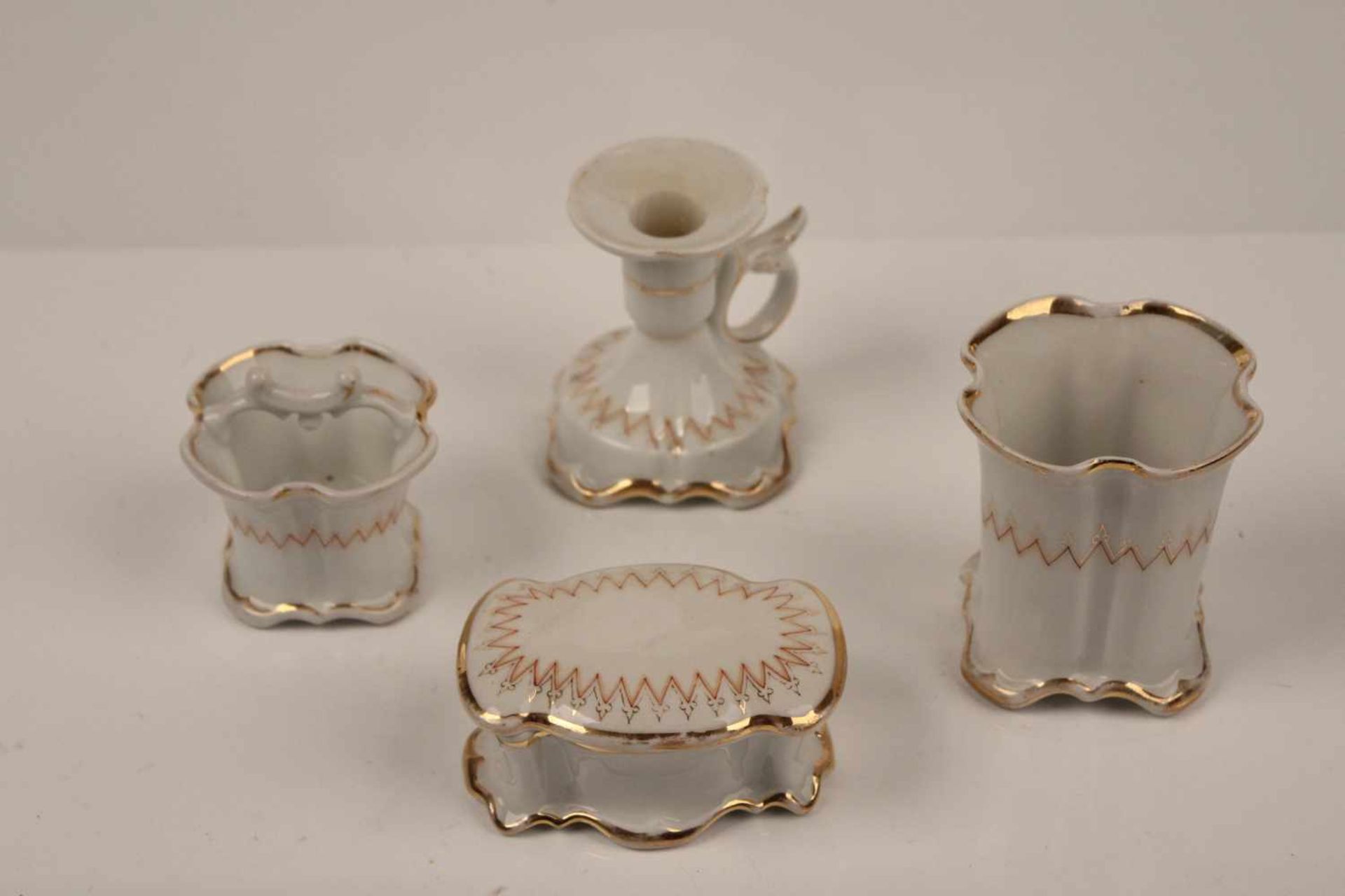 Vierteiliges Set. Porzellan.Kerzenleuchter, Seifenschale mit Deckel, Vase und Körbchen. Zick - Bild 2 aus 7