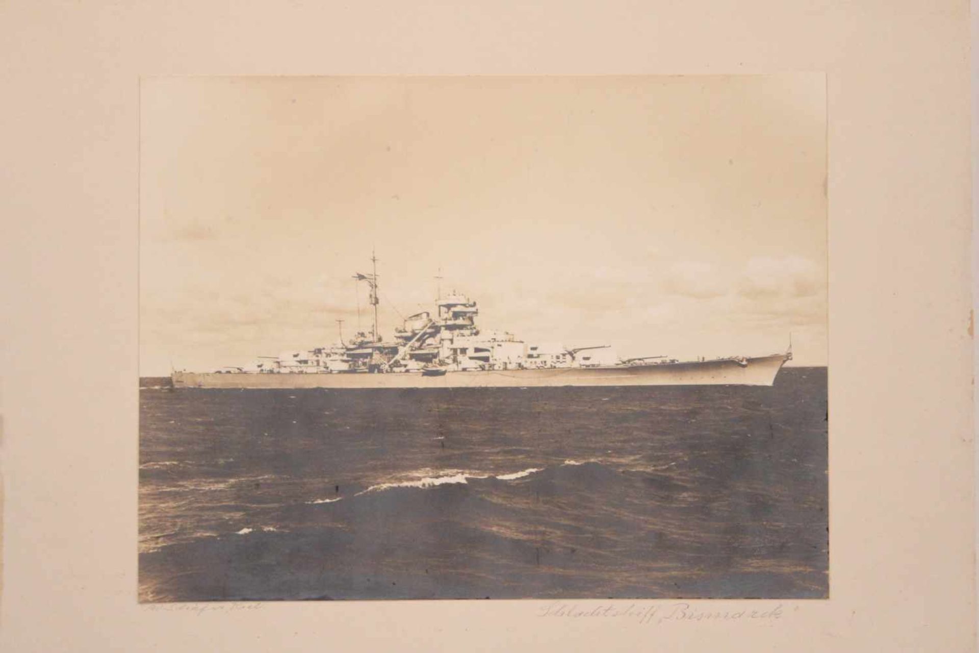 Konvolut.18 verschiedene Lithografien und Ansichten, Fotografie vom Schlachtschiff Bismark, k - Bild 6 aus 6