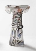 Vase.Mundgeblasenes Glas. Blütendekor, sign. M. Wurzer. H: 26 cm.