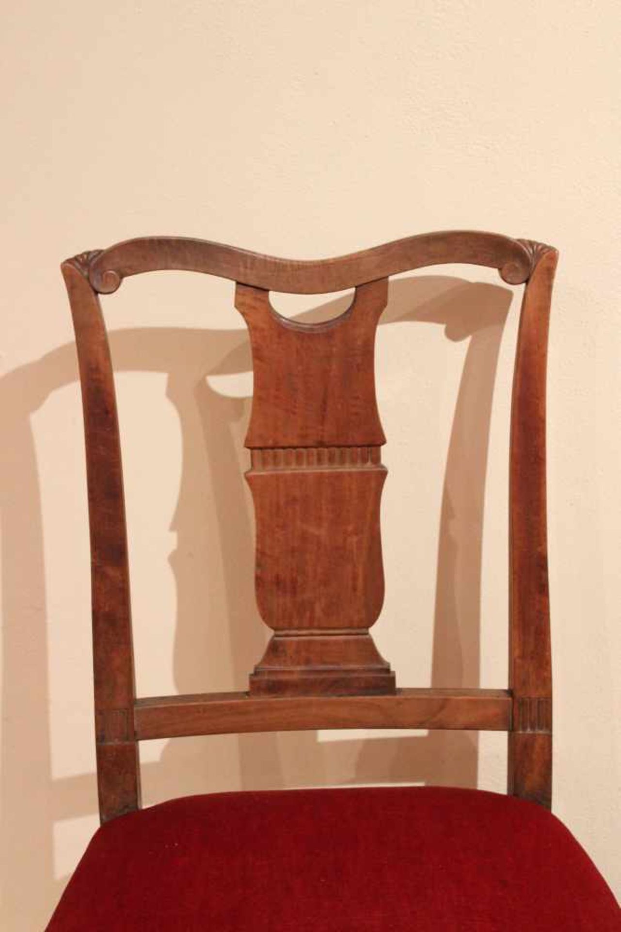 Paar Stühle.Um 1900. Mahagoni. Trapezförmiger Rahmen mit hoher beschnitzter Lehne. Gepolst - Bild 2 aus 2