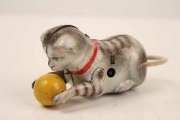 Blechspielzeug.20. Jh. Spielende Katze. Farbig lithographiert, Uhrwerk. Made in U.S.- Zone Ge
