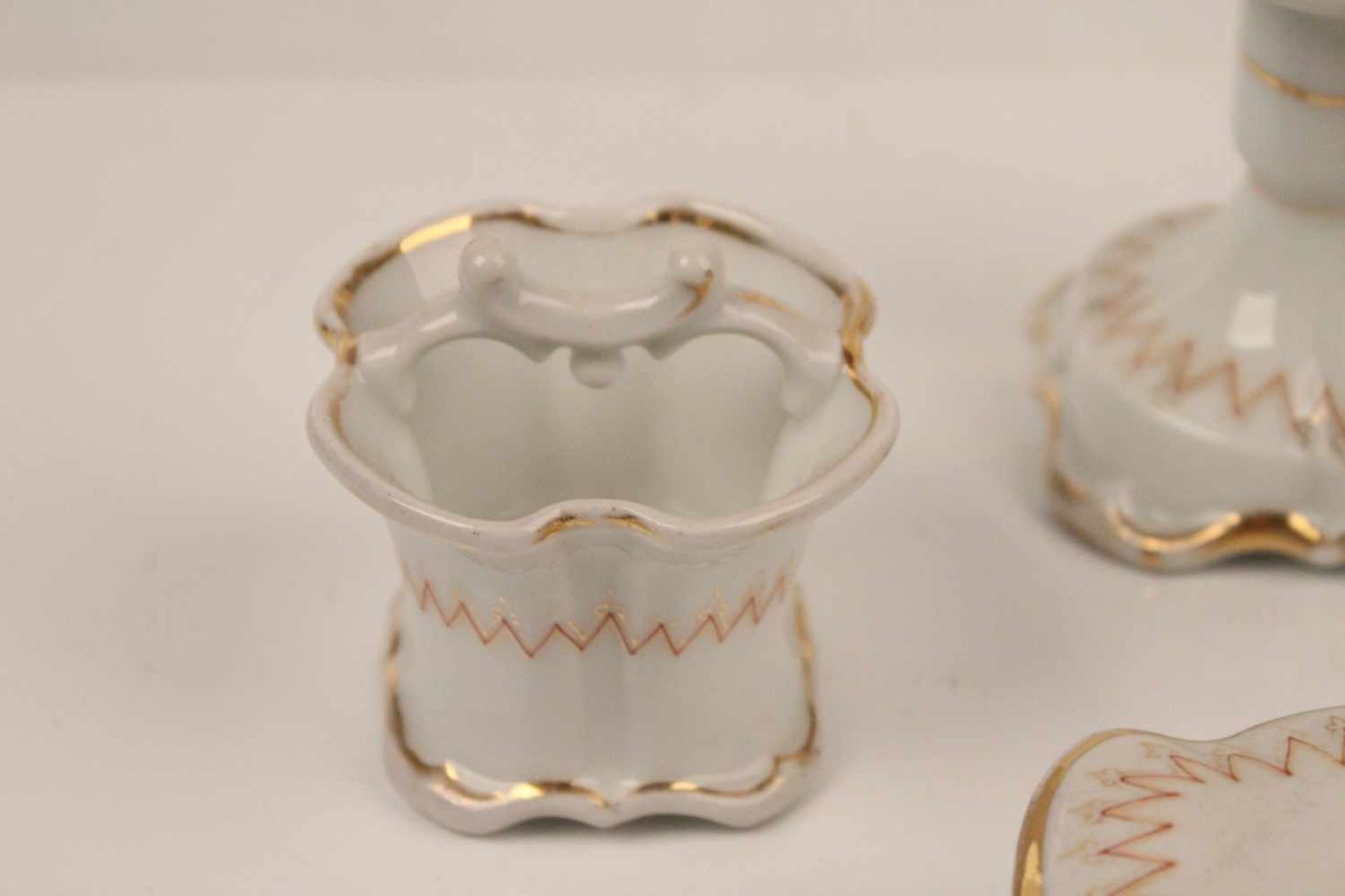Vierteiliges Set. Porzellan.Kerzenleuchter, Seifenschale mit Deckel, Vase und Körbchen. Zick - Bild 5 aus 7