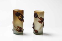 Zwei Vasen.Art Déco. Rauchiges Glas, umlaufend aufgelegte Blattornamente und Blüten. H: 15