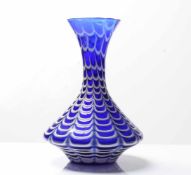 Vase.Blaues, mundgeblasenes Glas. Weißer, schuppenartiger Überfang. H: 28 cm.