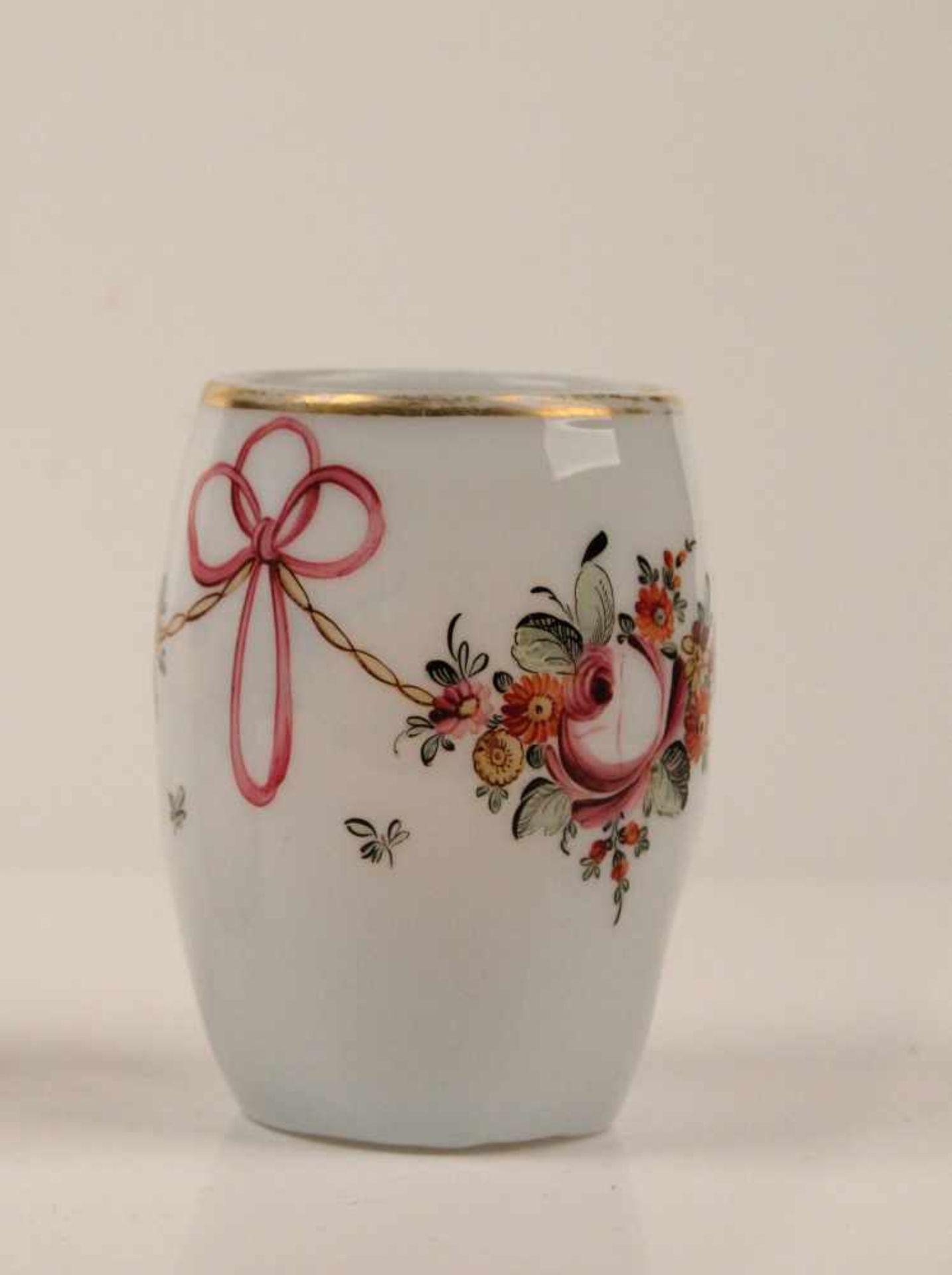 Milchglaskrüglein.Böhmen, Ende 18. Jh. Bemalt mit Blumenbuketts. Goldrand. H: 10,5 cm.