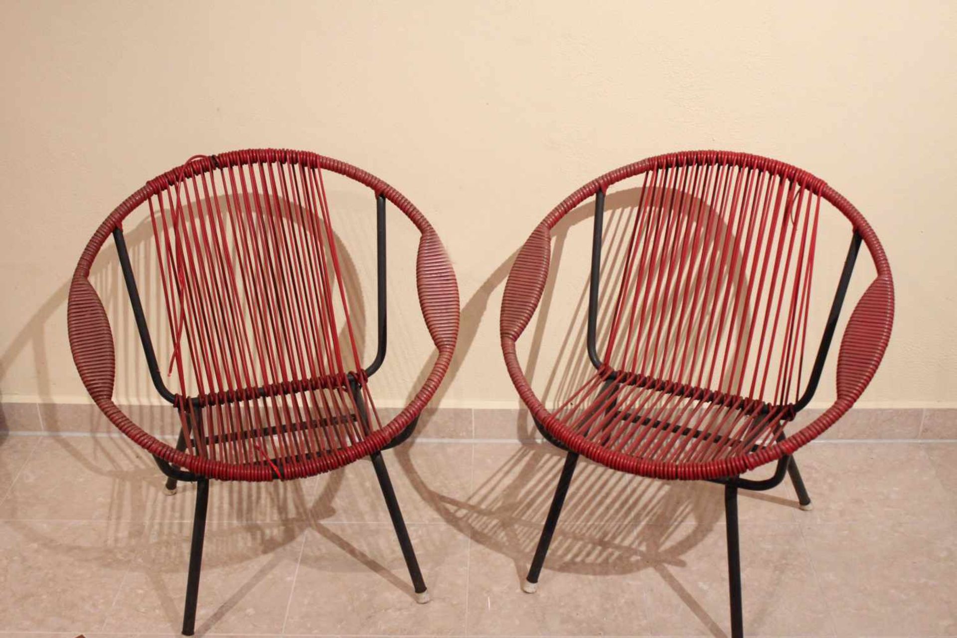 Paar Sessel. Wohl "Spaghetti Acapulco" Um 1960. Beschichtete Rohrrahmen mit roten
