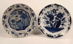 Zwei Platten.Delft, 18./19. Jh. Fayence, Blaudekor. D: bis 34 cm, eine Platte rep.