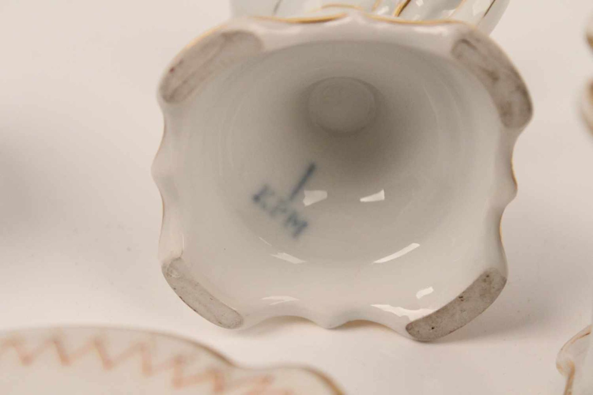 Vierteiliges Set. Porzellan.Kerzenleuchter, Seifenschale mit Deckel, Vase und Körbchen. Zick - Bild 7 aus 7