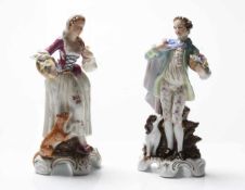 Paar Porzellanfiguren.Dresden, 20. Jh. Stehende Figuren in Rokokotracht auf durchbochenem Soc