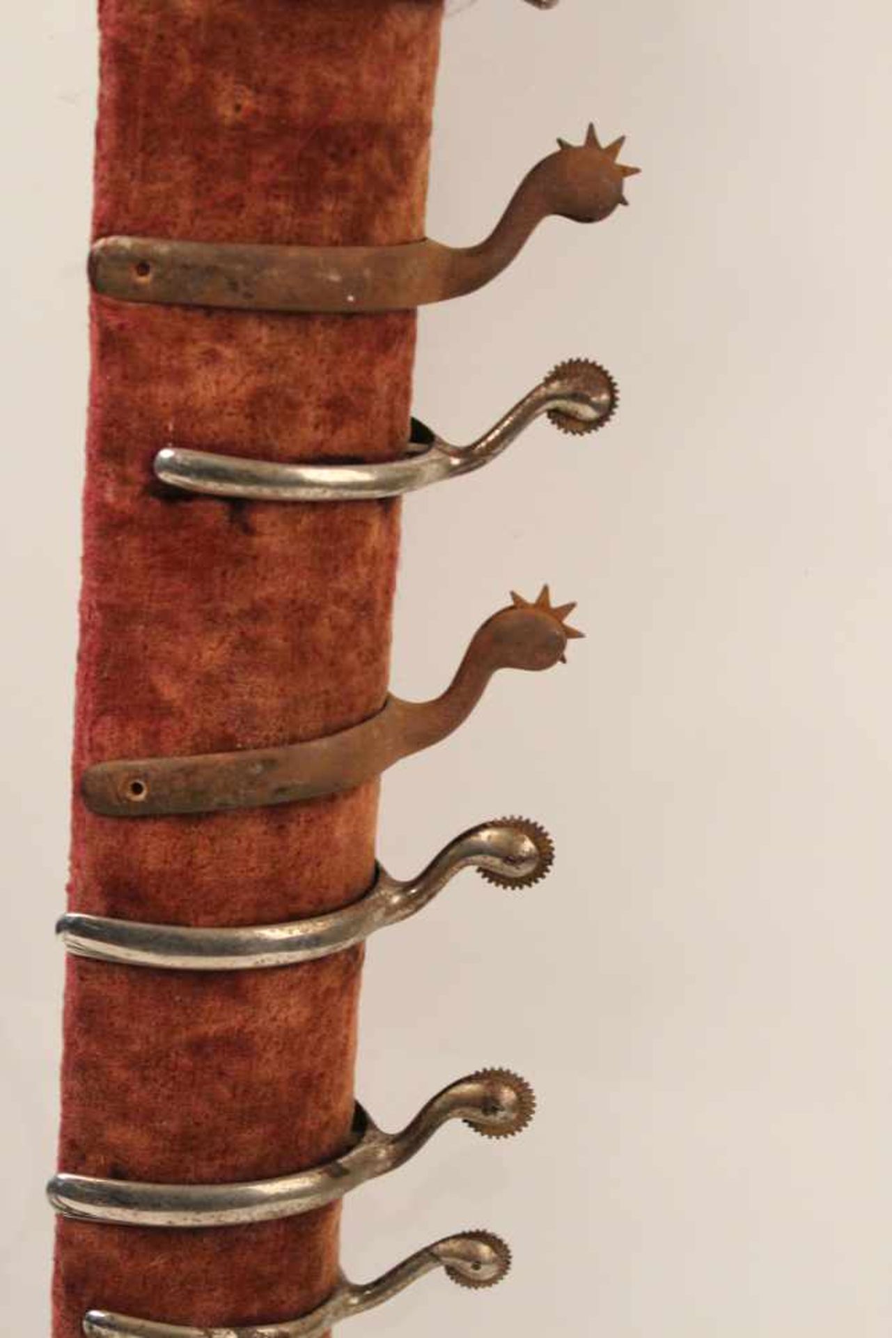 Sammlung von 10 Reitersporenauf samtbespannter Leiste. Dazu zwei Steigbügel, Messing. L: 70 - Bild 2 aus 3
