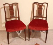 Paar Stühle.Um 1900. Mahagoni. Trapezförmiger Rahmen mit hoher beschnitzter Lehne. Gepolst