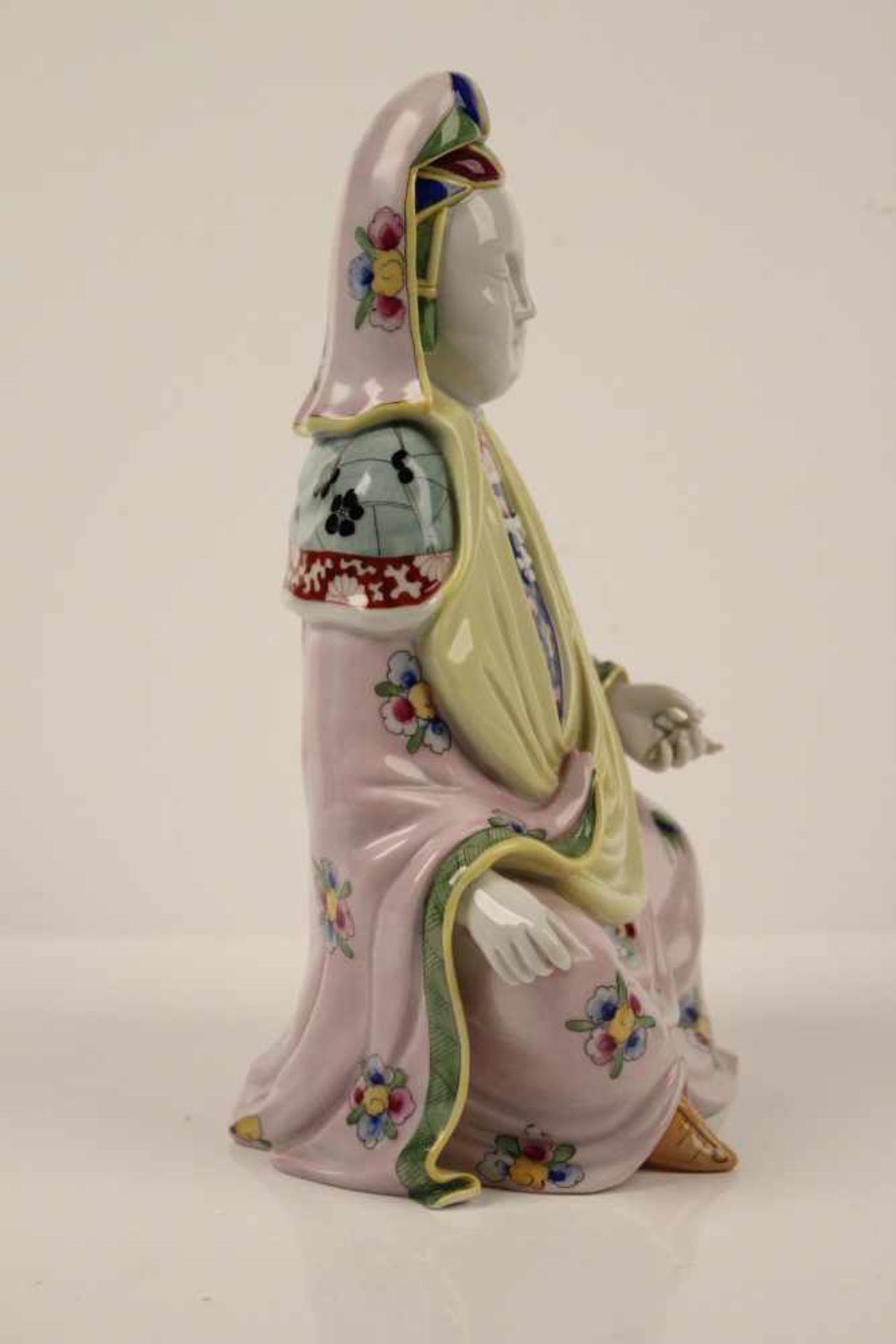 Porzellanfigur.China. Guanyin. Polychrome Bemalung. H. 24,5 cm. - Bild 4 aus 5