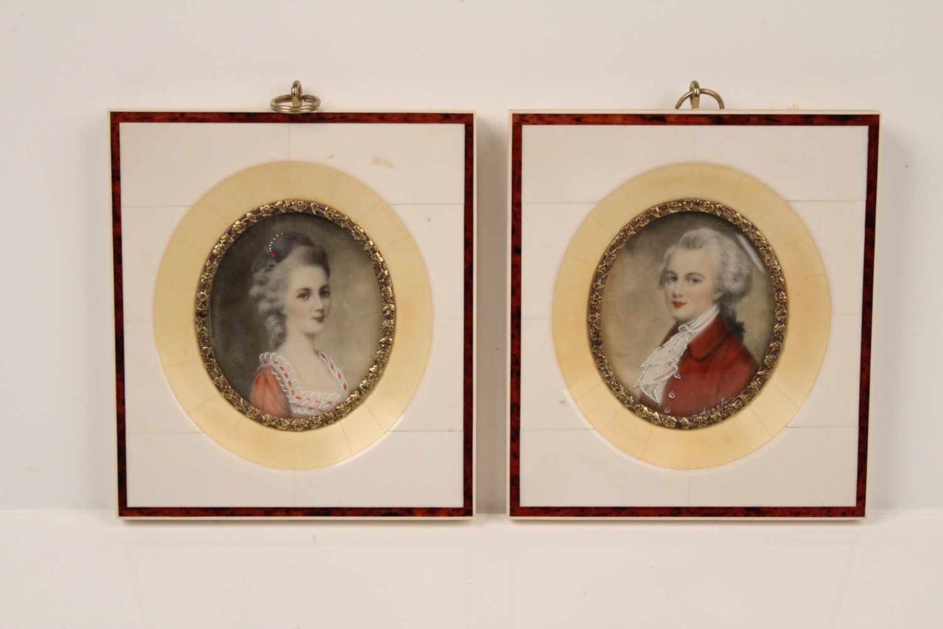 Paar Miniaturen.Damen- und Herrenportrait. Farbige Miniatur auf Bein, Kasettenrahmen mit oval