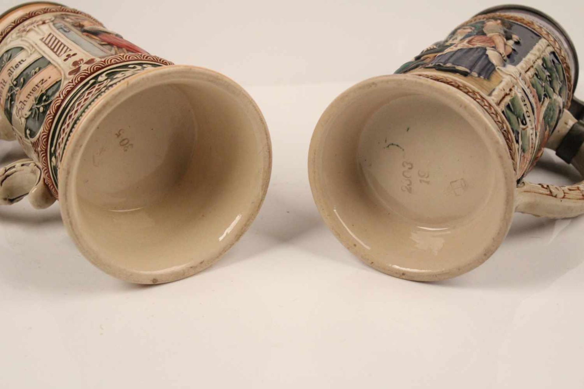 Zwei Bierkrüge.Keramik. Farbige Wirtshausszenen. Getreppter Zinndeckel mit Daumenrast. H: 26 - Bild 6 aus 6